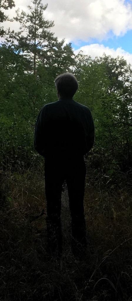 Andreas betet im Wald